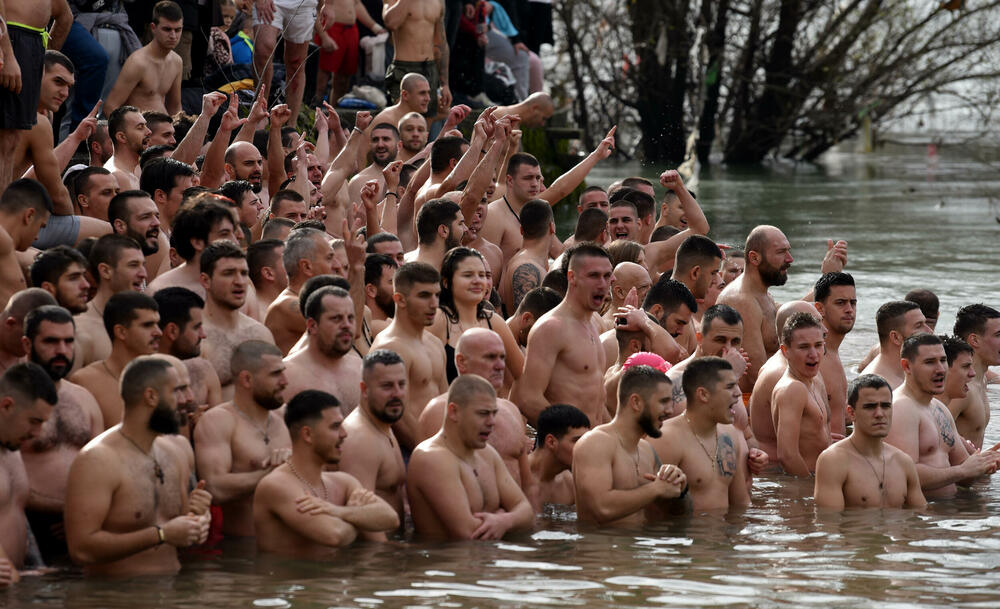 <p>Kao nagradu Radmiloviću je episkop budimljansko-nikšićki Metodije uručio zlatnik sa likom Isusa Hrista, dok mu je predsjednik Opštine Nikšić Marko Kovačević darivao izvezenu molitvu Svetom Vasiliju Ostroškom Čudotvorcu, rad monahinja Manastira svetog apostola Luke u Župi nikšićkoj</p>