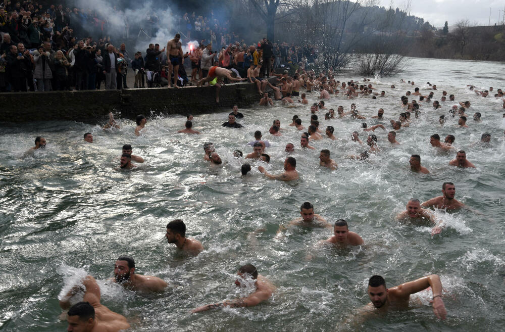 <p>Kao nagradu Radmiloviću je episkop budimljansko-nikšićki Metodije uručio zlatnik sa likom Isusa Hrista, dok mu je predsjednik Opštine Nikšić Marko Kovačević darivao izvezenu molitvu Svetom Vasiliju Ostroškom Čudotvorcu, rad monahinja Manastira svetog apostola Luke u Župi nikšićkoj</p>