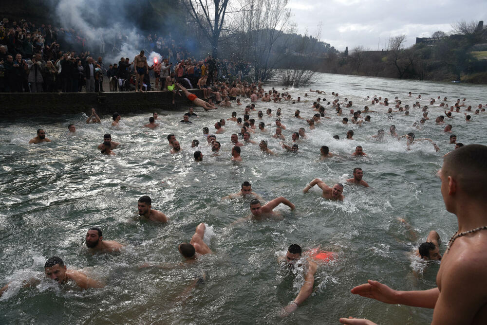 <p>Kao nagradu Radmiloviću je episkop budimljansko-nikšićki Metodije uručio zlatnik sa likom Isusa Hrista, dok mu je predsjednik Opštine Nikšić Marko Kovačević darivao izvezenu molitvu Svetom Vasiliju Ostroškom Čudotvorcu, rad monahinja Manastira svetog apostola Luke u Župi nikšićkoj</p>