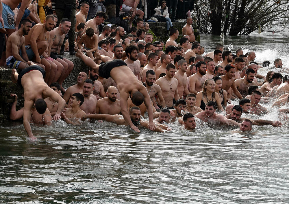 <p>Kao nagradu Radmiloviću je episkop budimljansko-nikšićki Metodije uručio zlatnik sa likom Isusa Hrista, dok mu je predsjednik Opštine Nikšić Marko Kovačević darivao izvezenu molitvu Svetom Vasiliju Ostroškom Čudotvorcu, rad monahinja Manastira svetog apostola Luke u Župi nikšićkoj</p>