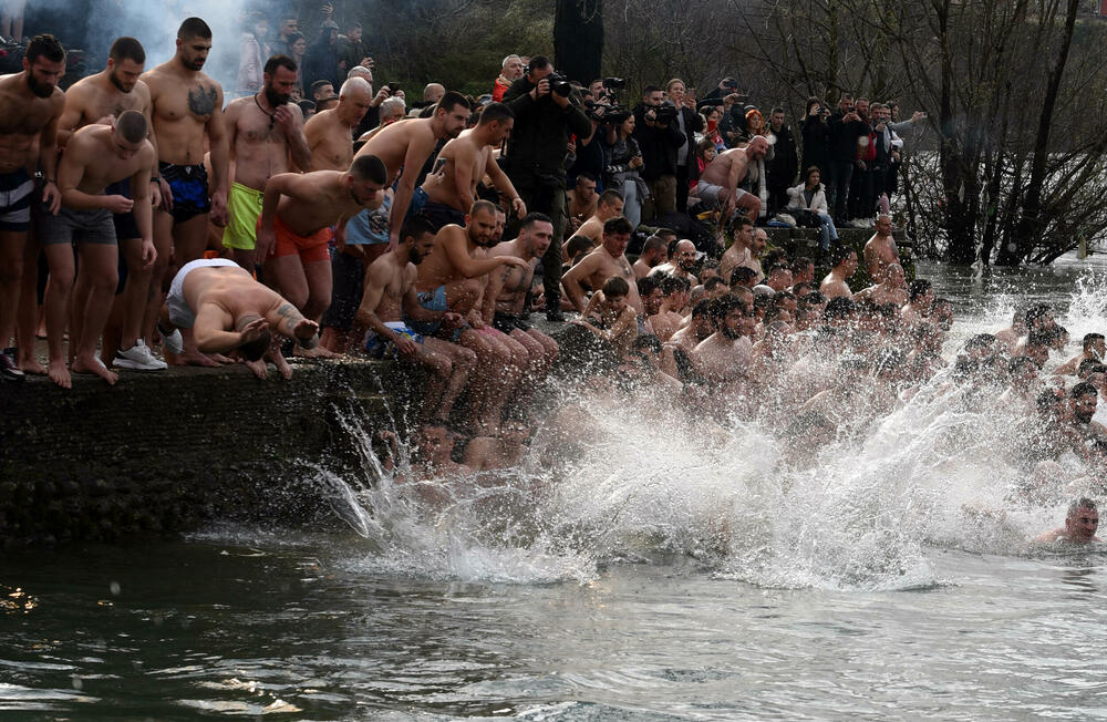 <p>Kao nagradu Radmiloviću je episkop budimljansko-nikšićki Metodije uručio zlatnik sa likom Isusa Hrista, dok mu je predsjednik Opštine Nikšić Marko Kovačević darivao izvezenu molitvu Svetom Vasiliju Ostroškom Čudotvorcu, rad monahinja Manastira svetog apostola Luke u Župi nikšićkoj</p>