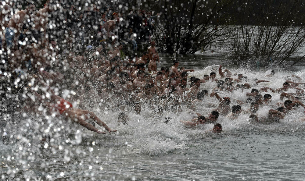 <p>Kao nagradu Radmiloviću je episkop budimljansko-nikšićki Metodije uručio zlatnik sa likom Isusa Hrista, dok mu je predsjednik Opštine Nikšić Marko Kovačević darivao izvezenu molitvu Svetom Vasiliju Ostroškom Čudotvorcu, rad monahinja Manastira svetog apostola Luke u Župi nikšićkoj</p>
