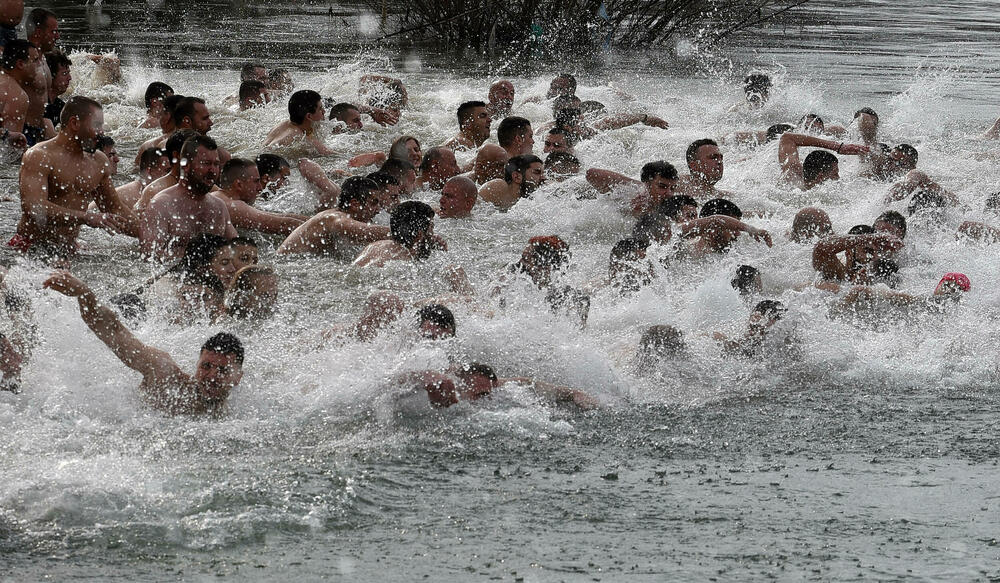 <p>Kao nagradu Radmiloviću je episkop budimljansko-nikšićki Metodije uručio zlatnik sa likom Isusa Hrista, dok mu je predsjednik Opštine Nikšić Marko Kovačević darivao izvezenu molitvu Svetom Vasiliju Ostroškom Čudotvorcu, rad monahinja Manastira svetog apostola Luke u Župi nikšićkoj</p>