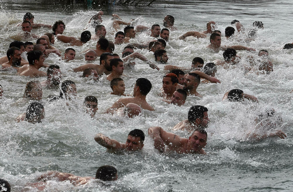 <p>Kao nagradu Radmiloviću je episkop budimljansko-nikšićki Metodije uručio zlatnik sa likom Isusa Hrista, dok mu je predsjednik Opštine Nikšić Marko Kovačević darivao izvezenu molitvu Svetom Vasiliju Ostroškom Čudotvorcu, rad monahinja Manastira svetog apostola Luke u Župi nikšićkoj</p>