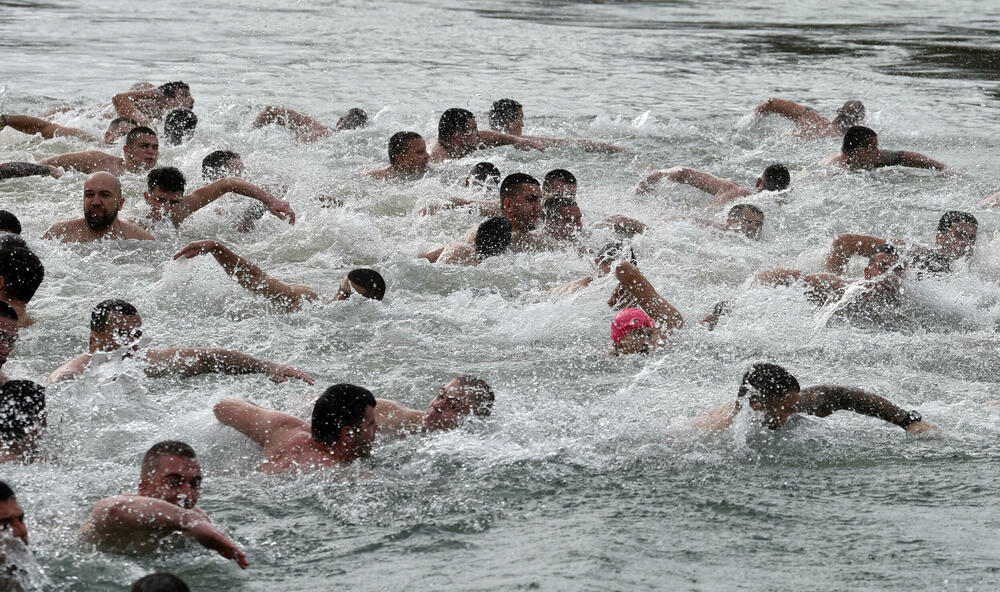 <p>Kao nagradu Radmiloviću je episkop budimljansko-nikšićki Metodije uručio zlatnik sa likom Isusa Hrista, dok mu je predsjednik Opštine Nikšić Marko Kovačević darivao izvezenu molitvu Svetom Vasiliju Ostroškom Čudotvorcu, rad monahinja Manastira svetog apostola Luke u Župi nikšićkoj</p>