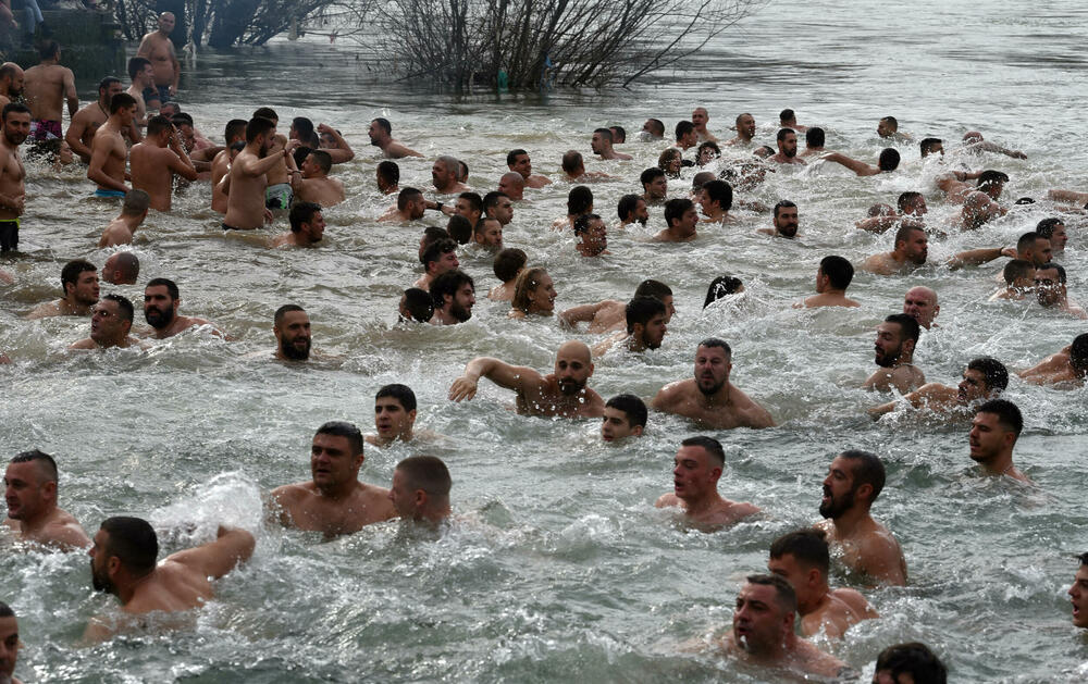 <p>Kao nagradu Radmiloviću je episkop budimljansko-nikšićki Metodije uručio zlatnik sa likom Isusa Hrista, dok mu je predsjednik Opštine Nikšić Marko Kovačević darivao izvezenu molitvu Svetom Vasiliju Ostroškom Čudotvorcu, rad monahinja Manastira svetog apostola Luke u Župi nikšićkoj</p>