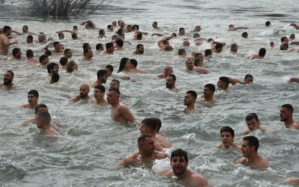 <p>Kao nagradu Radmiloviću je episkop budimljansko-nikšićki Metodije uručio zlatnik sa likom Isusa Hrista, dok mu je predsjednik Opštine Nikšić Marko Kovačević darivao izvezenu molitvu Svetom Vasiliju Ostroškom Čudotvorcu, rad monahinja Manastira svetog apostola Luke u Župi nikšićkoj</p>