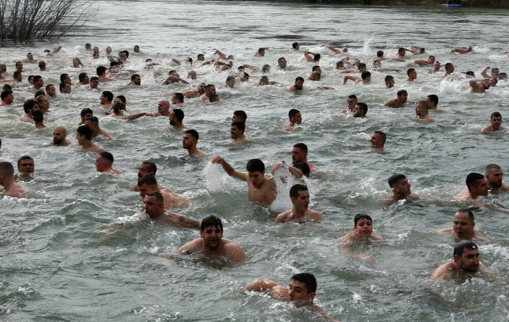 <p>Kao nagradu Radmiloviću je episkop budimljansko-nikšićki Metodije uručio zlatnik sa likom Isusa Hrista, dok mu je predsjednik Opštine Nikšić Marko Kovačević darivao izvezenu molitvu Svetom Vasiliju Ostroškom Čudotvorcu, rad monahinja Manastira svetog apostola Luke u Župi nikšićkoj</p>