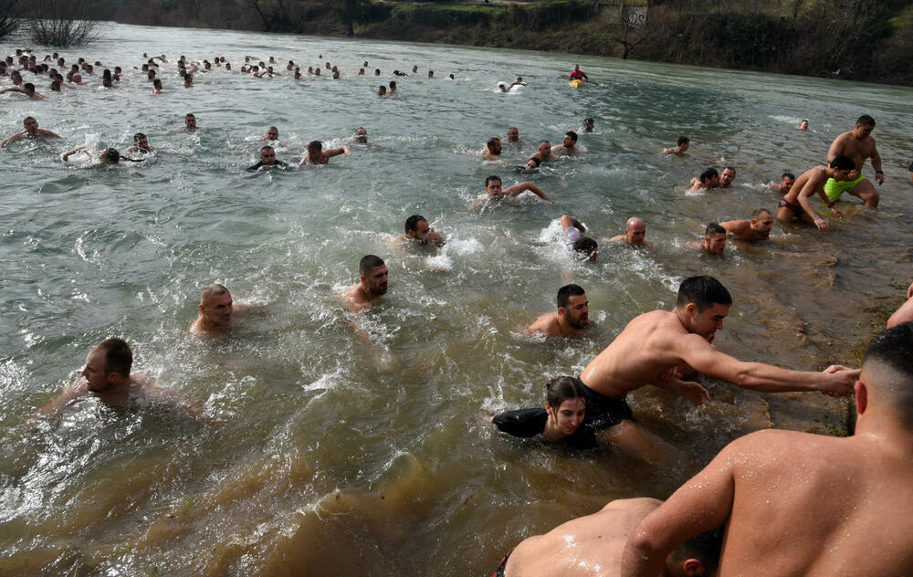 <p>Kao nagradu Radmiloviću je episkop budimljansko-nikšićki Metodije uručio zlatnik sa likom Isusa Hrista, dok mu je predsjednik Opštine Nikšić Marko Kovačević darivao izvezenu molitvu Svetom Vasiliju Ostroškom Čudotvorcu, rad monahinja Manastira svetog apostola Luke u Župi nikšićkoj</p>