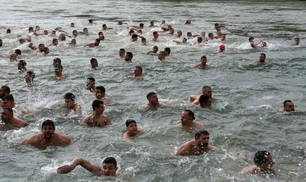 <p>Kao nagradu Radmiloviću je episkop budimljansko-nikšićki Metodije uručio zlatnik sa likom Isusa Hrista, dok mu je predsjednik Opštine Nikšić Marko Kovačević darivao izvezenu molitvu Svetom Vasiliju Ostroškom Čudotvorcu, rad monahinja Manastira svetog apostola Luke u Župi nikšićkoj</p>