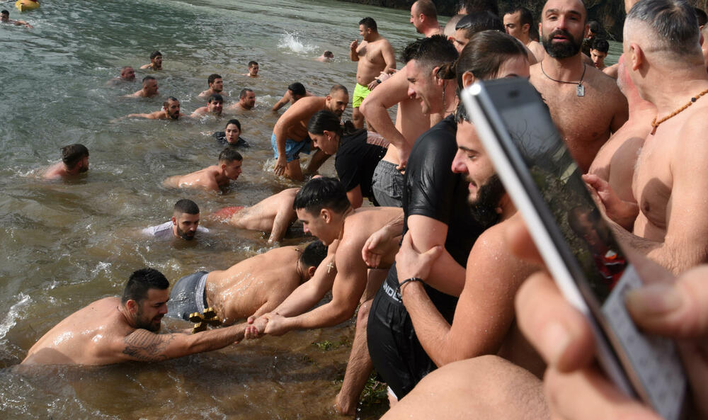 <p>Kao nagradu Radmiloviću je episkop budimljansko-nikšićki Metodije uručio zlatnik sa likom Isusa Hrista, dok mu je predsjednik Opštine Nikšić Marko Kovačević darivao izvezenu molitvu Svetom Vasiliju Ostroškom Čudotvorcu, rad monahinja Manastira svetog apostola Luke u Župi nikšićkoj</p>