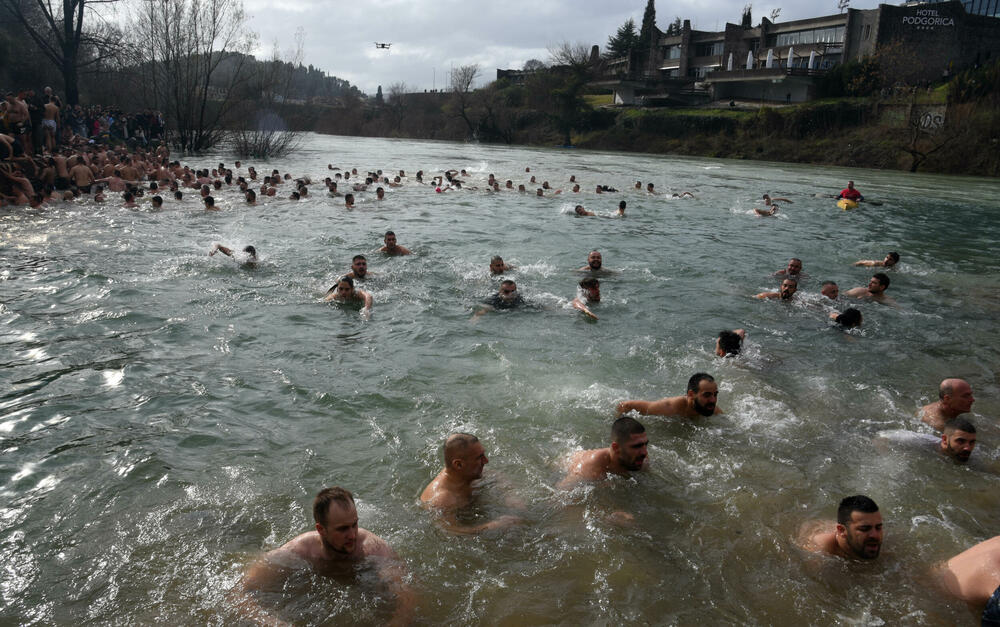<p>Kao nagradu Radmiloviću je episkop budimljansko-nikšićki Metodije uručio zlatnik sa likom Isusa Hrista, dok mu je predsjednik Opštine Nikšić Marko Kovačević darivao izvezenu molitvu Svetom Vasiliju Ostroškom Čudotvorcu, rad monahinja Manastira svetog apostola Luke u Župi nikšićkoj</p>
