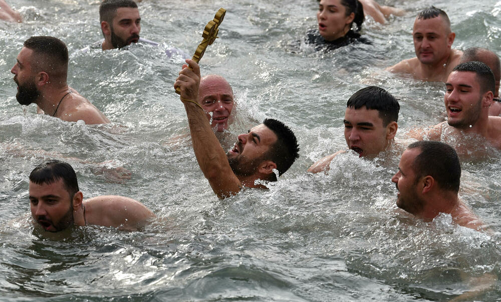 <p>Kao nagradu Radmiloviću je episkop budimljansko-nikšićki Metodije uručio zlatnik sa likom Isusa Hrista, dok mu je predsjednik Opštine Nikšić Marko Kovačević darivao izvezenu molitvu Svetom Vasiliju Ostroškom Čudotvorcu, rad monahinja Manastira svetog apostola Luke u Župi nikšićkoj</p>