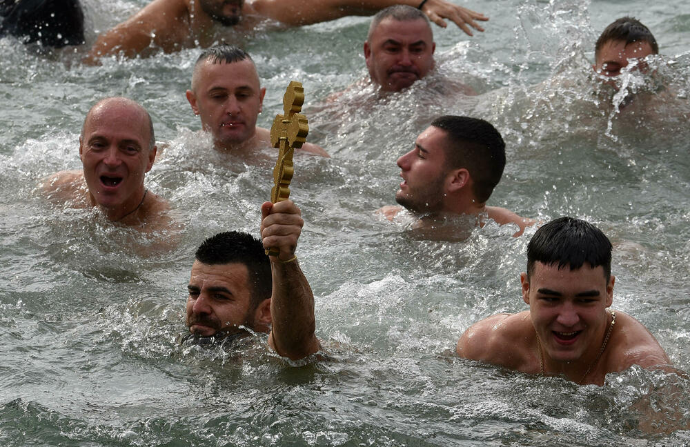 <p>Kao nagradu Radmiloviću je episkop budimljansko-nikšićki Metodije uručio zlatnik sa likom Isusa Hrista, dok mu je predsjednik Opštine Nikšić Marko Kovačević darivao izvezenu molitvu Svetom Vasiliju Ostroškom Čudotvorcu, rad monahinja Manastira svetog apostola Luke u Župi nikšićkoj</p>