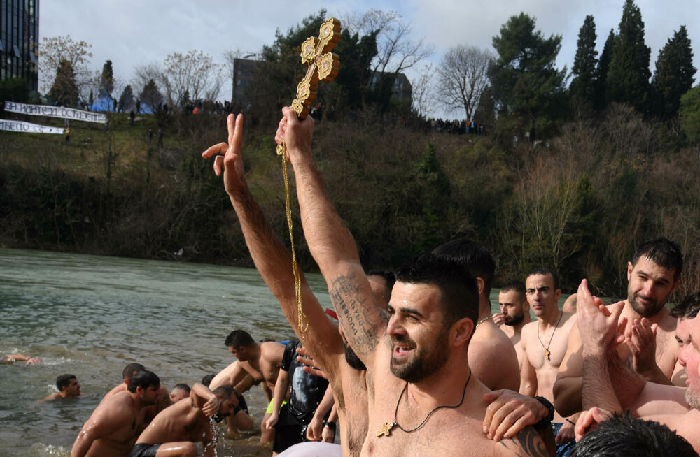 <p>Kao nagradu Radmiloviću je episkop budimljansko-nikšićki Metodije uručio zlatnik sa likom Isusa Hrista, dok mu je predsjednik Opštine Nikšić Marko Kovačević darivao izvezenu molitvu Svetom Vasiliju Ostroškom Čudotvorcu, rad monahinja Manastira svetog apostola Luke u Župi nikšićkoj</p>