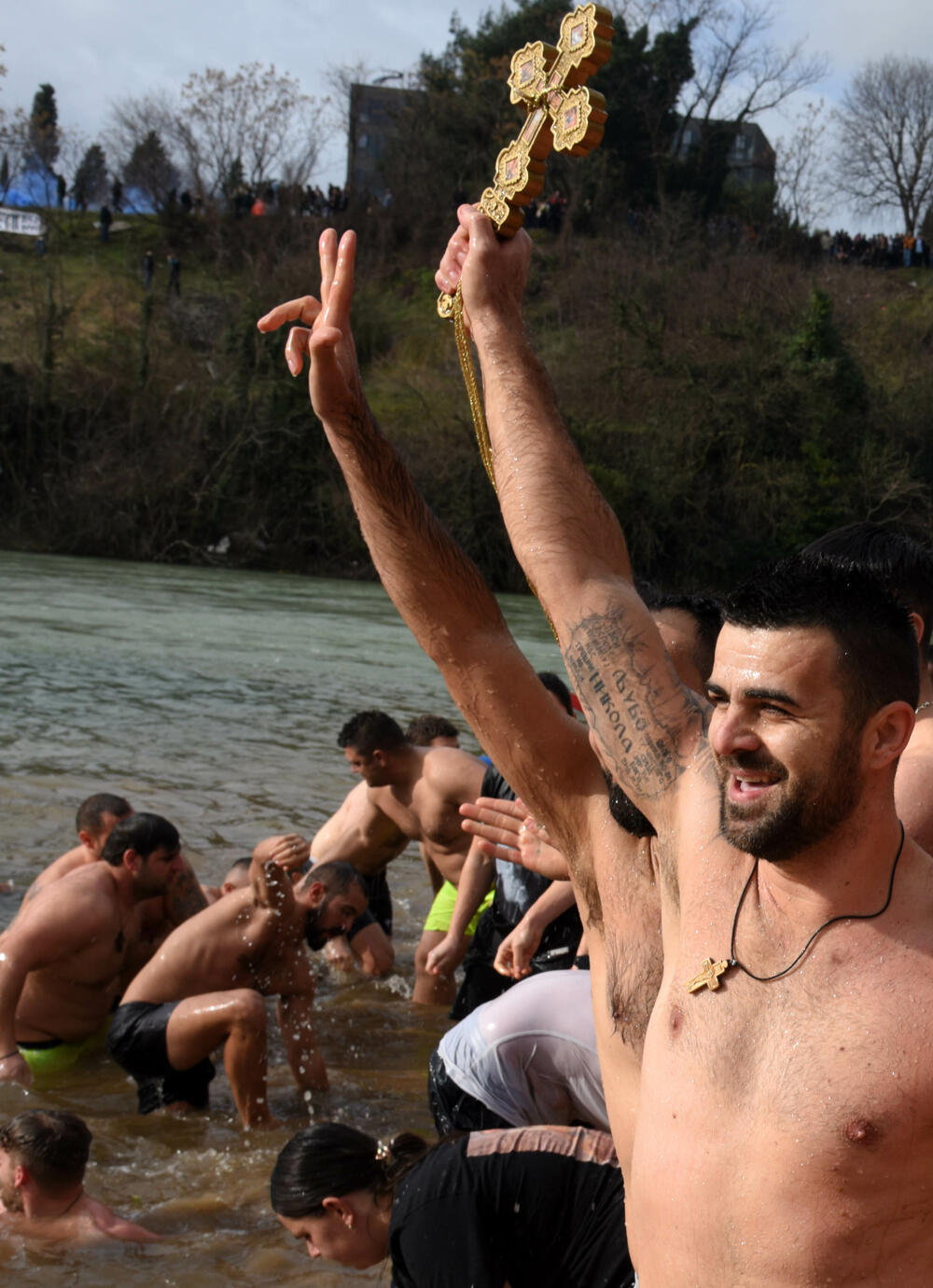 <p>Kao nagradu Radmiloviću je episkop budimljansko-nikšićki Metodije uručio zlatnik sa likom Isusa Hrista, dok mu je predsjednik Opštine Nikšić Marko Kovačević darivao izvezenu molitvu Svetom Vasiliju Ostroškom Čudotvorcu, rad monahinja Manastira svetog apostola Luke u Župi nikšićkoj</p>