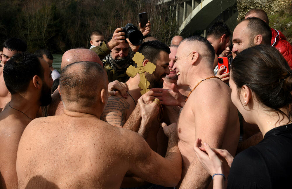 <p>Kao nagradu Radmiloviću je episkop budimljansko-nikšićki Metodije uručio zlatnik sa likom Isusa Hrista, dok mu je predsjednik Opštine Nikšić Marko Kovačević darivao izvezenu molitvu Svetom Vasiliju Ostroškom Čudotvorcu, rad monahinja Manastira svetog apostola Luke u Župi nikšićkoj</p>