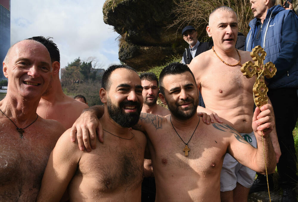 <p>Kao nagradu Radmiloviću je episkop budimljansko-nikšićki Metodije uručio zlatnik sa likom Isusa Hrista, dok mu je predsjednik Opštine Nikšić Marko Kovačević darivao izvezenu molitvu Svetom Vasiliju Ostroškom Čudotvorcu, rad monahinja Manastira svetog apostola Luke u Župi nikšićkoj</p>