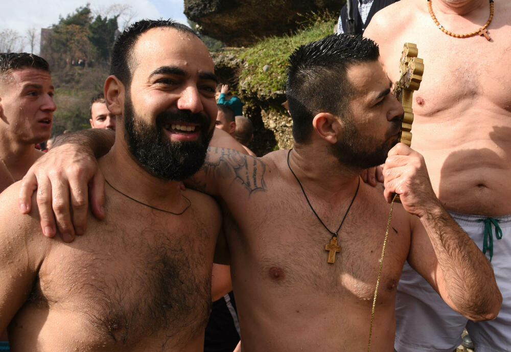 <p>Kao nagradu Radmiloviću je episkop budimljansko-nikšićki Metodije uručio zlatnik sa likom Isusa Hrista, dok mu je predsjednik Opštine Nikšić Marko Kovačević darivao izvezenu molitvu Svetom Vasiliju Ostroškom Čudotvorcu, rad monahinja Manastira svetog apostola Luke u Župi nikšićkoj</p>