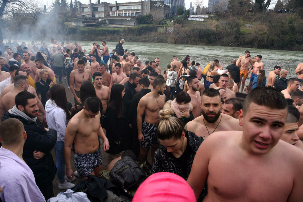 <p>Kao nagradu Radmiloviću je episkop budimljansko-nikšićki Metodije uručio zlatnik sa likom Isusa Hrista, dok mu je predsjednik Opštine Nikšić Marko Kovačević darivao izvezenu molitvu Svetom Vasiliju Ostroškom Čudotvorcu, rad monahinja Manastira svetog apostola Luke u Župi nikšićkoj</p>