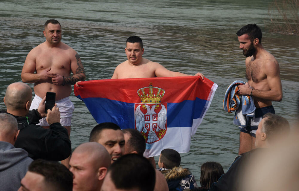 <p>Kao nagradu Radmiloviću je episkop budimljansko-nikšićki Metodije uručio zlatnik sa likom Isusa Hrista, dok mu je predsjednik Opštine Nikšić Marko Kovačević darivao izvezenu molitvu Svetom Vasiliju Ostroškom Čudotvorcu, rad monahinja Manastira svetog apostola Luke u Župi nikšićkoj</p>