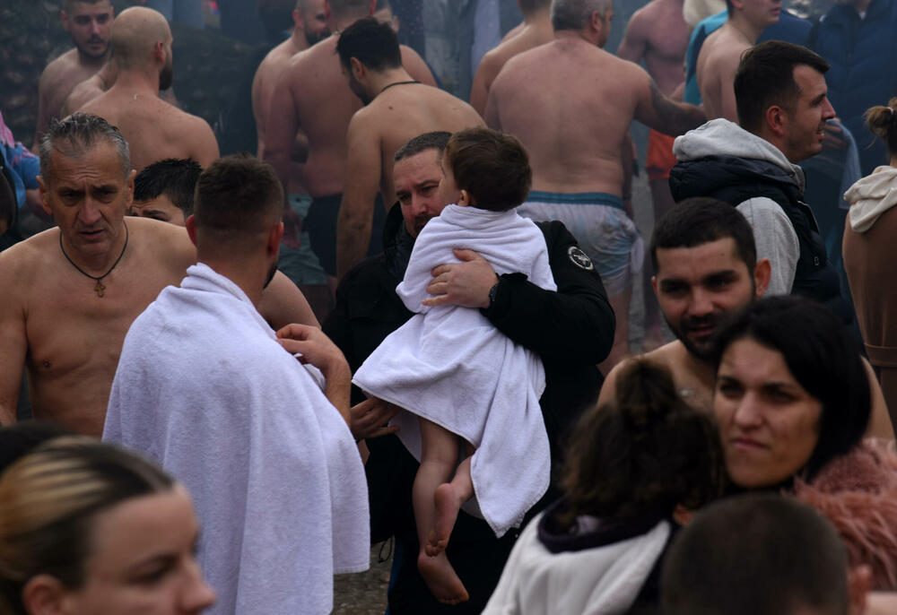 <p>Kao nagradu Radmiloviću je episkop budimljansko-nikšićki Metodije uručio zlatnik sa likom Isusa Hrista, dok mu je predsjednik Opštine Nikšić Marko Kovačević darivao izvezenu molitvu Svetom Vasiliju Ostroškom Čudotvorcu, rad monahinja Manastira svetog apostola Luke u Župi nikšićkoj</p>