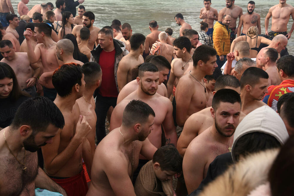 <p>Kao nagradu Radmiloviću je episkop budimljansko-nikšićki Metodije uručio zlatnik sa likom Isusa Hrista, dok mu je predsjednik Opštine Nikšić Marko Kovačević darivao izvezenu molitvu Svetom Vasiliju Ostroškom Čudotvorcu, rad monahinja Manastira svetog apostola Luke u Župi nikšićkoj</p>