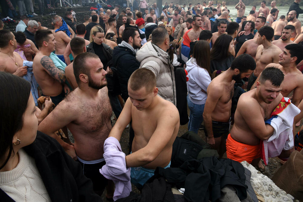 <p>Kao nagradu Radmiloviću je episkop budimljansko-nikšićki Metodije uručio zlatnik sa likom Isusa Hrista, dok mu je predsjednik Opštine Nikšić Marko Kovačević darivao izvezenu molitvu Svetom Vasiliju Ostroškom Čudotvorcu, rad monahinja Manastira svetog apostola Luke u Župi nikšićkoj</p>