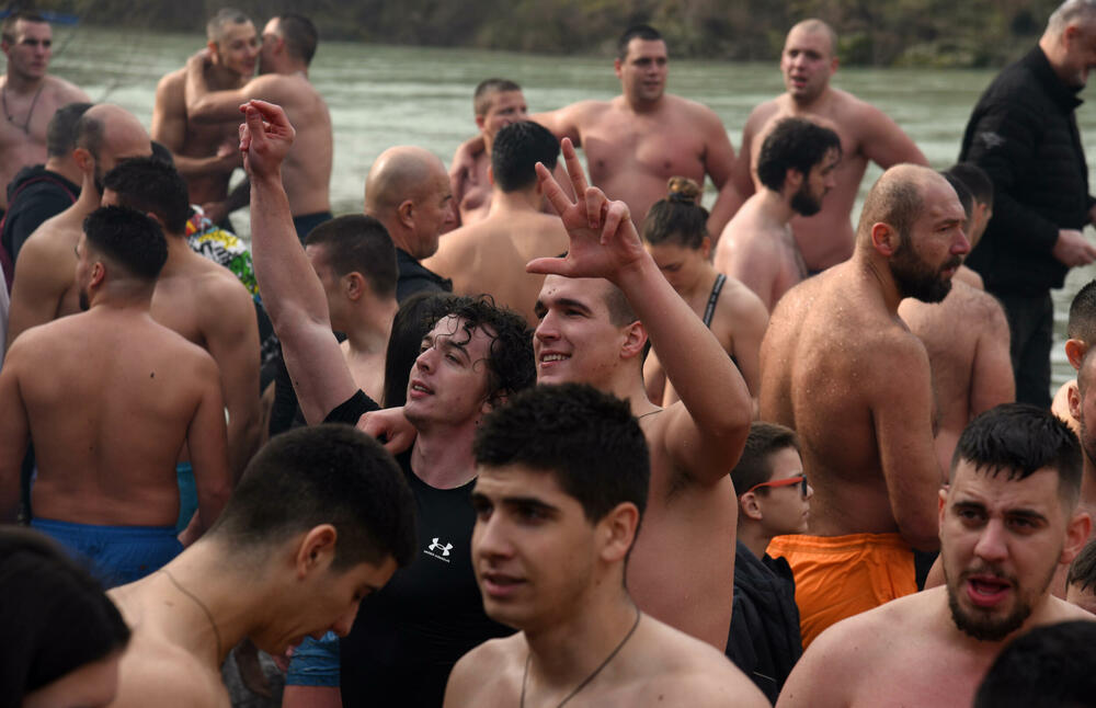 <p>Kao nagradu Radmiloviću je episkop budimljansko-nikšićki Metodije uručio zlatnik sa likom Isusa Hrista, dok mu je predsjednik Opštine Nikšić Marko Kovačević darivao izvezenu molitvu Svetom Vasiliju Ostroškom Čudotvorcu, rad monahinja Manastira svetog apostola Luke u Župi nikšićkoj</p>