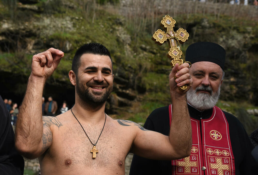 <p>Kao nagradu Radmiloviću je episkop budimljansko-nikšićki Metodije uručio zlatnik sa likom Isusa Hrista, dok mu je predsjednik Opštine Nikšić Marko Kovačević darivao izvezenu molitvu Svetom Vasiliju Ostroškom Čudotvorcu, rad monahinja Manastira svetog apostola Luke u Župi nikšićkoj</p>