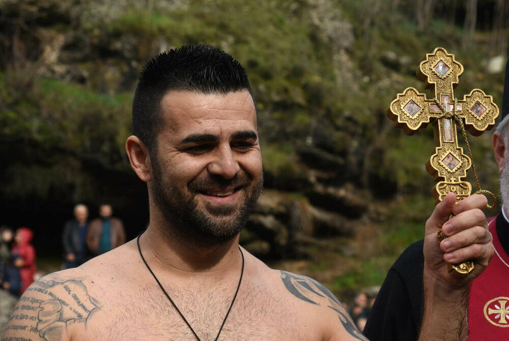 <p>Kao nagradu Radmiloviću je episkop budimljansko-nikšićki Metodije uručio zlatnik sa likom Isusa Hrista, dok mu je predsjednik Opštine Nikšić Marko Kovačević darivao izvezenu molitvu Svetom Vasiliju Ostroškom Čudotvorcu, rad monahinja Manastira svetog apostola Luke u Župi nikšićkoj</p>