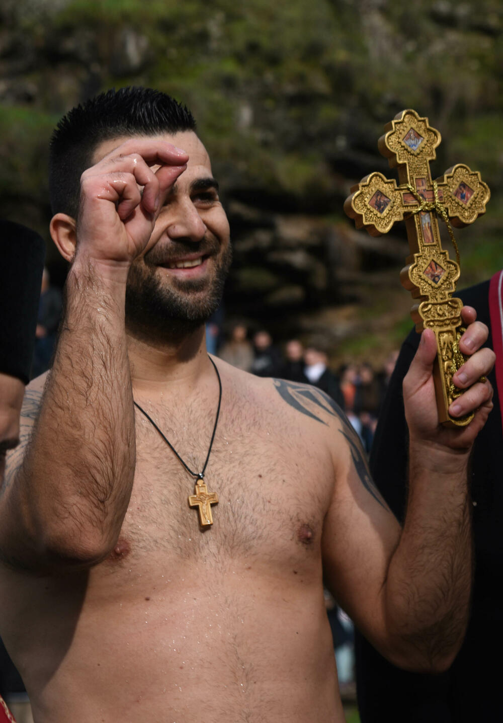 <p>Kao nagradu Radmiloviću je episkop budimljansko-nikšićki Metodije uručio zlatnik sa likom Isusa Hrista, dok mu je predsjednik Opštine Nikšić Marko Kovačević darivao izvezenu molitvu Svetom Vasiliju Ostroškom Čudotvorcu, rad monahinja Manastira svetog apostola Luke u Župi nikšićkoj</p>