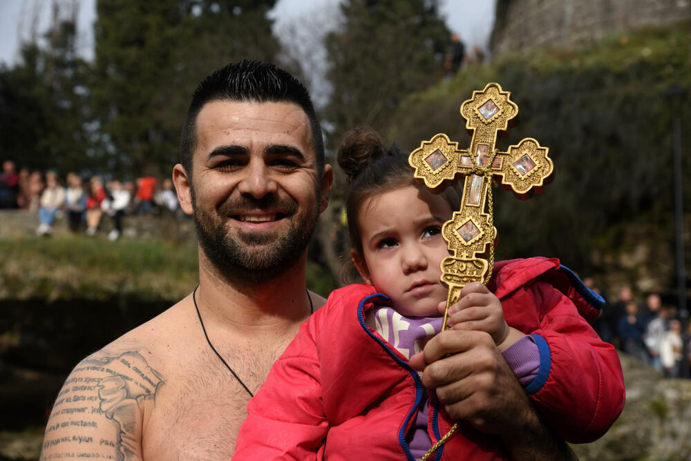 <p>Kao nagradu Radmiloviću je episkop budimljansko-nikšićki Metodije uručio zlatnik sa likom Isusa Hrista, dok mu je predsjednik Opštine Nikšić Marko Kovačević darivao izvezenu molitvu Svetom Vasiliju Ostroškom Čudotvorcu, rad monahinja Manastira svetog apostola Luke u Župi nikšićkoj</p>