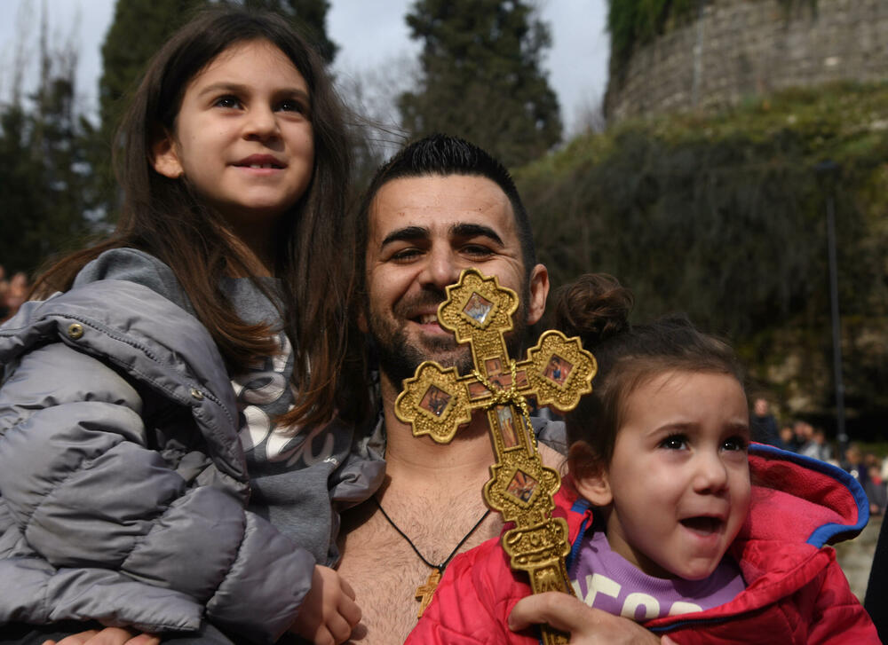 <p>Kao nagradu Radmiloviću je episkop budimljansko-nikšićki Metodije uručio zlatnik sa likom Isusa Hrista, dok mu je predsjednik Opštine Nikšić Marko Kovačević darivao izvezenu molitvu Svetom Vasiliju Ostroškom Čudotvorcu, rad monahinja Manastira svetog apostola Luke u Župi nikšićkoj</p>