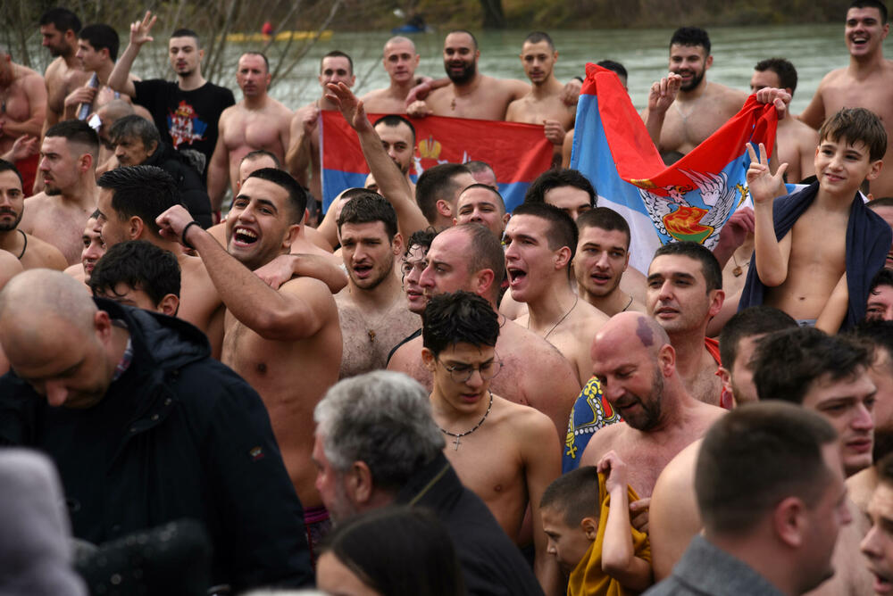 <p>Kao nagradu Radmiloviću je episkop budimljansko-nikšićki Metodije uručio zlatnik sa likom Isusa Hrista, dok mu je predsjednik Opštine Nikšić Marko Kovačević darivao izvezenu molitvu Svetom Vasiliju Ostroškom Čudotvorcu, rad monahinja Manastira svetog apostola Luke u Župi nikšićkoj</p>