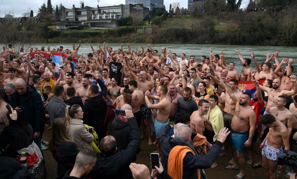 <p>Kao nagradu Radmiloviću je episkop budimljansko-nikšićki Metodije uručio zlatnik sa likom Isusa Hrista, dok mu je predsjednik Opštine Nikšić Marko Kovačević darivao izvezenu molitvu Svetom Vasiliju Ostroškom Čudotvorcu, rad monahinja Manastira svetog apostola Luke u Župi nikšićkoj</p>