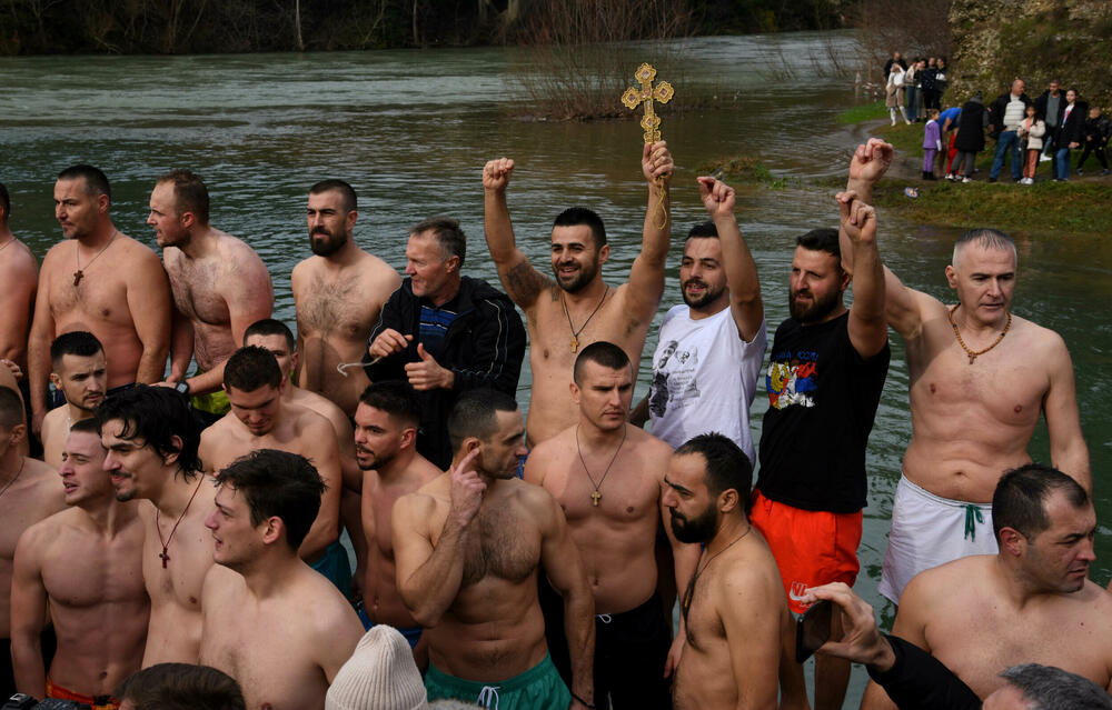 <p>Kao nagradu Radmiloviću je episkop budimljansko-nikšićki Metodije uručio zlatnik sa likom Isusa Hrista, dok mu je predsjednik Opštine Nikšić Marko Kovačević darivao izvezenu molitvu Svetom Vasiliju Ostroškom Čudotvorcu, rad monahinja Manastira svetog apostola Luke u Župi nikšićkoj</p>