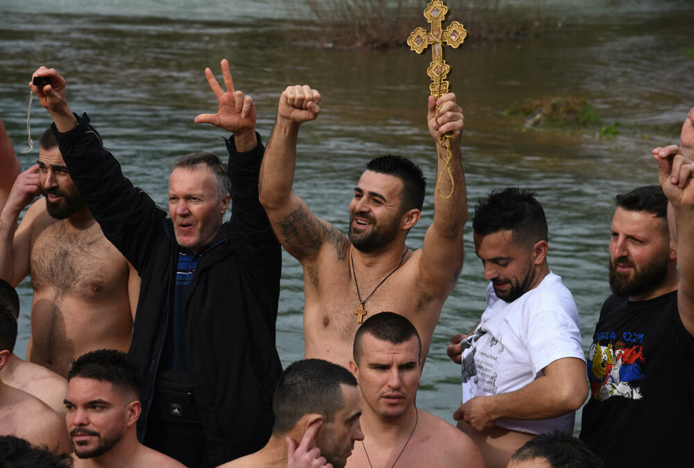 <p>Kao nagradu Radmiloviću je episkop budimljansko-nikšićki Metodije uručio zlatnik sa likom Isusa Hrista, dok mu je predsjednik Opštine Nikšić Marko Kovačević darivao izvezenu molitvu Svetom Vasiliju Ostroškom Čudotvorcu, rad monahinja Manastira svetog apostola Luke u Župi nikšićkoj</p>