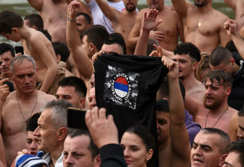 <p>Kao nagradu Radmiloviću je episkop budimljansko-nikšićki Metodije uručio zlatnik sa likom Isusa Hrista, dok mu je predsjednik Opštine Nikšić Marko Kovačević darivao izvezenu molitvu Svetom Vasiliju Ostroškom Čudotvorcu, rad monahinja Manastira svetog apostola Luke u Župi nikšićkoj</p>