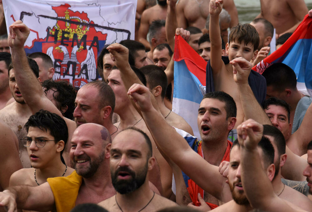 <p>Kao nagradu Radmiloviću je episkop budimljansko-nikšićki Metodije uručio zlatnik sa likom Isusa Hrista, dok mu je predsjednik Opštine Nikšić Marko Kovačević darivao izvezenu molitvu Svetom Vasiliju Ostroškom Čudotvorcu, rad monahinja Manastira svetog apostola Luke u Župi nikšićkoj</p>