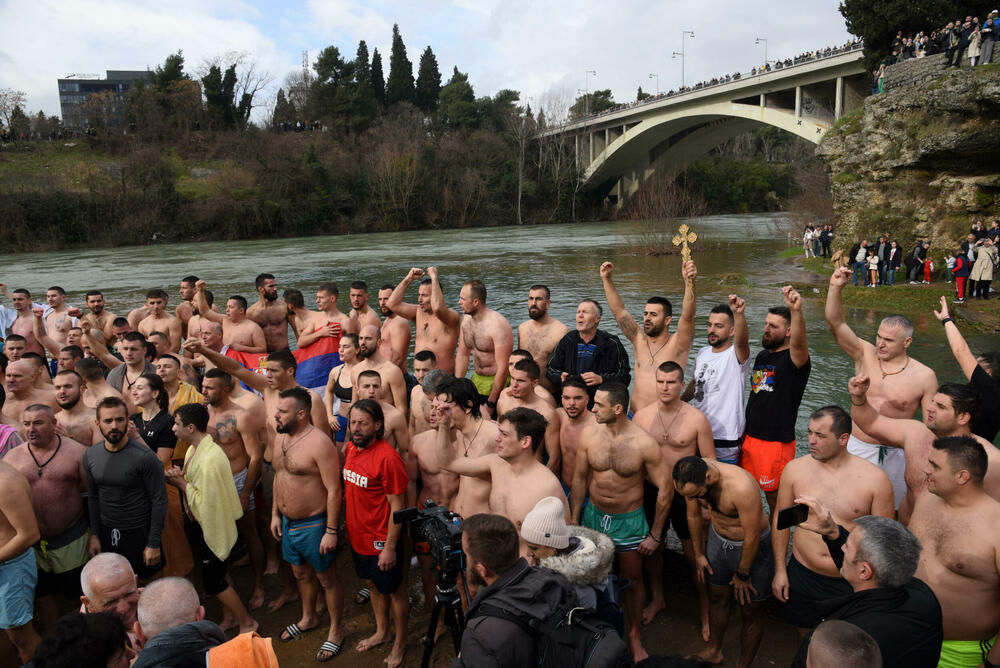 <p>Kao nagradu Radmiloviću je episkop budimljansko-nikšićki Metodije uručio zlatnik sa likom Isusa Hrista, dok mu je predsjednik Opštine Nikšić Marko Kovačević darivao izvezenu molitvu Svetom Vasiliju Ostroškom Čudotvorcu, rad monahinja Manastira svetog apostola Luke u Župi nikšićkoj</p>