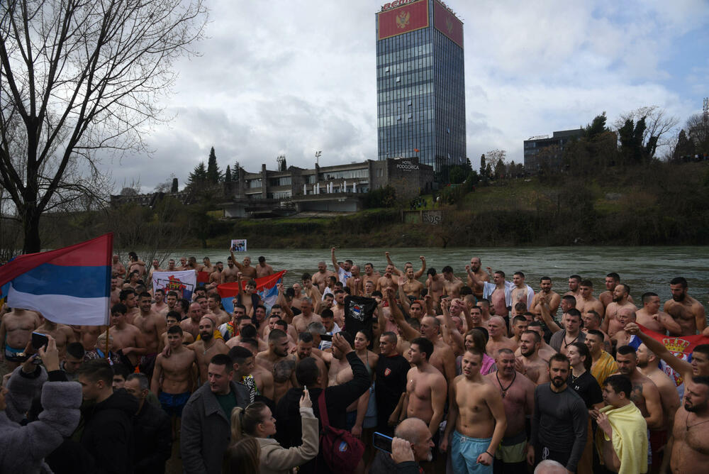 <p>Kao nagradu Radmiloviću je episkop budimljansko-nikšićki Metodije uručio zlatnik sa likom Isusa Hrista, dok mu je predsjednik Opštine Nikšić Marko Kovačević darivao izvezenu molitvu Svetom Vasiliju Ostroškom Čudotvorcu, rad monahinja Manastira svetog apostola Luke u Župi nikšićkoj</p>