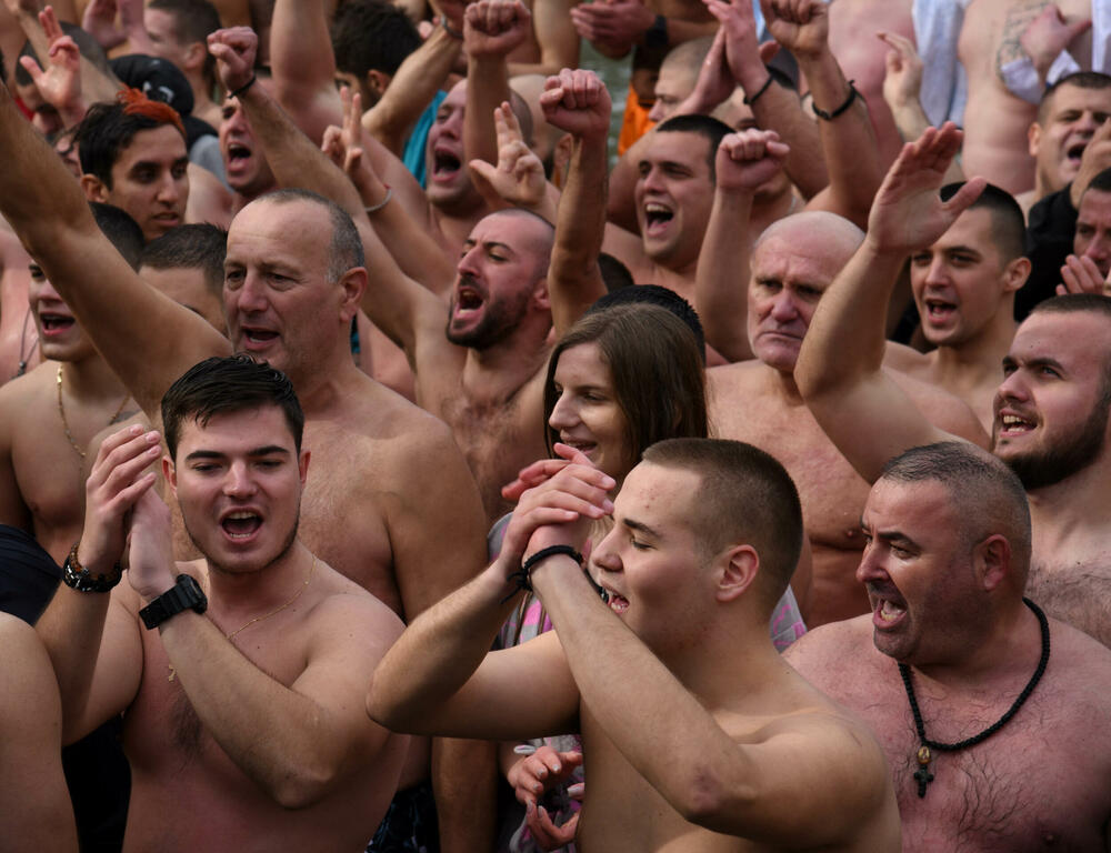 <p>Kao nagradu Radmiloviću je episkop budimljansko-nikšićki Metodije uručio zlatnik sa likom Isusa Hrista, dok mu je predsjednik Opštine Nikšić Marko Kovačević darivao izvezenu molitvu Svetom Vasiliju Ostroškom Čudotvorcu, rad monahinja Manastira svetog apostola Luke u Župi nikšićkoj</p>