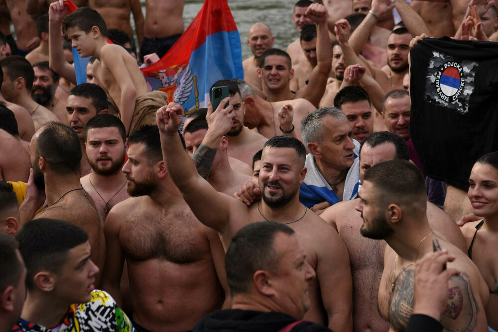 <p>Kao nagradu Radmiloviću je episkop budimljansko-nikšićki Metodije uručio zlatnik sa likom Isusa Hrista, dok mu je predsjednik Opštine Nikšić Marko Kovačević darivao izvezenu molitvu Svetom Vasiliju Ostroškom Čudotvorcu, rad monahinja Manastira svetog apostola Luke u Župi nikšićkoj</p>