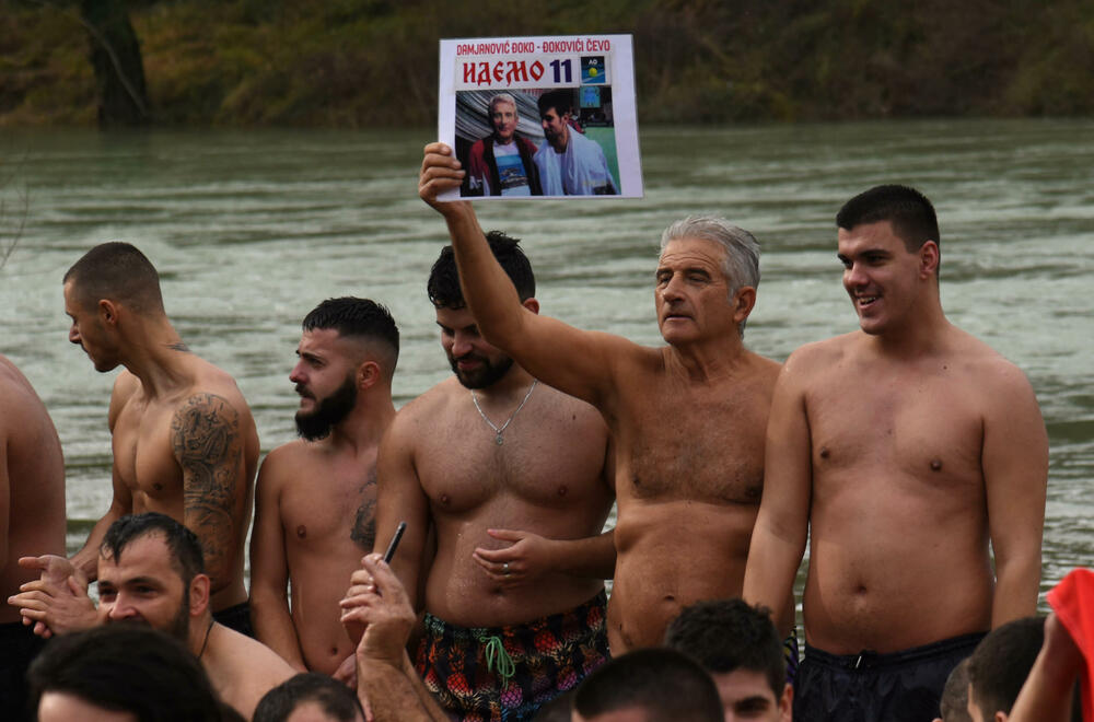 <p>Kao nagradu Radmiloviću je episkop budimljansko-nikšićki Metodije uručio zlatnik sa likom Isusa Hrista, dok mu je predsjednik Opštine Nikšić Marko Kovačević darivao izvezenu molitvu Svetom Vasiliju Ostroškom Čudotvorcu, rad monahinja Manastira svetog apostola Luke u Župi nikšićkoj</p>