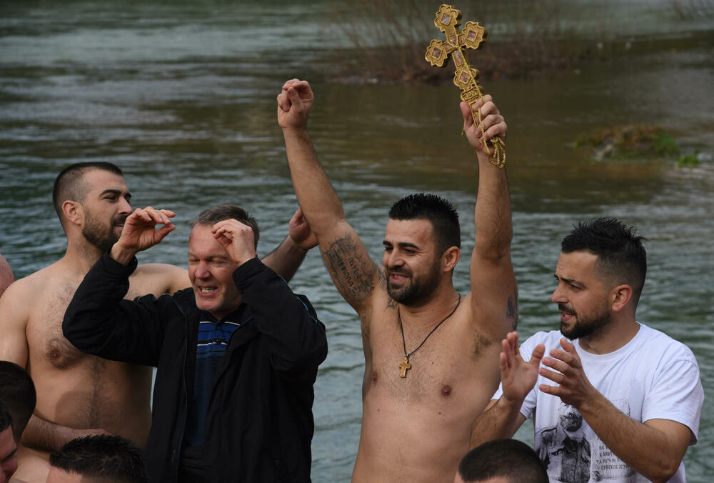 <p>Kao nagradu Radmiloviću je episkop budimljansko-nikšićki Metodije uručio zlatnik sa likom Isusa Hrista, dok mu je predsjednik Opštine Nikšić Marko Kovačević darivao izvezenu molitvu Svetom Vasiliju Ostroškom Čudotvorcu, rad monahinja Manastira svetog apostola Luke u Župi nikšićkoj</p>