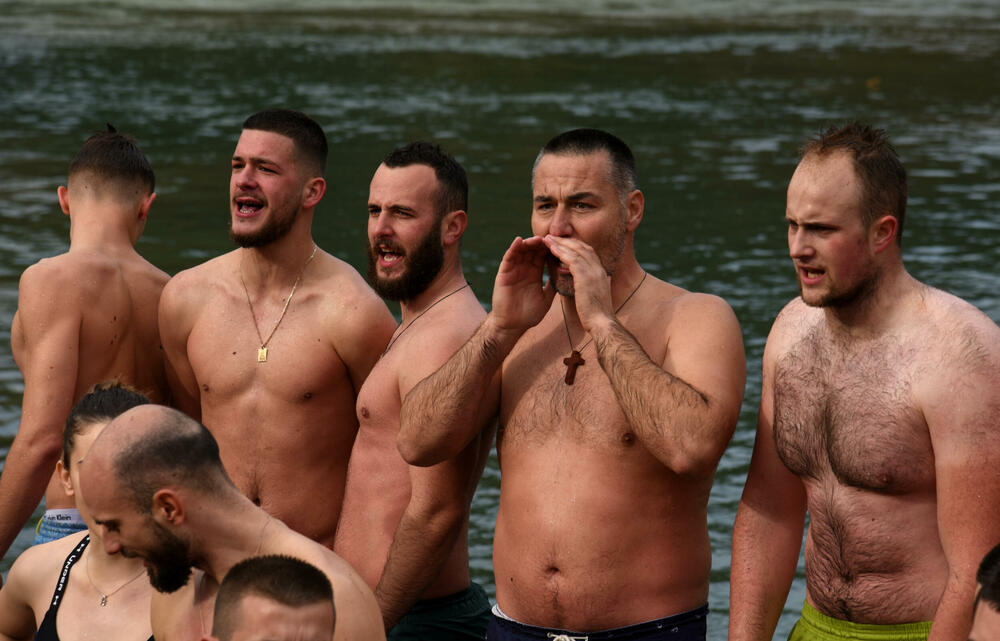 <p>Kao nagradu Radmiloviću je episkop budimljansko-nikšićki Metodije uručio zlatnik sa likom Isusa Hrista, dok mu je predsjednik Opštine Nikšić Marko Kovačević darivao izvezenu molitvu Svetom Vasiliju Ostroškom Čudotvorcu, rad monahinja Manastira svetog apostola Luke u Župi nikšićkoj</p>