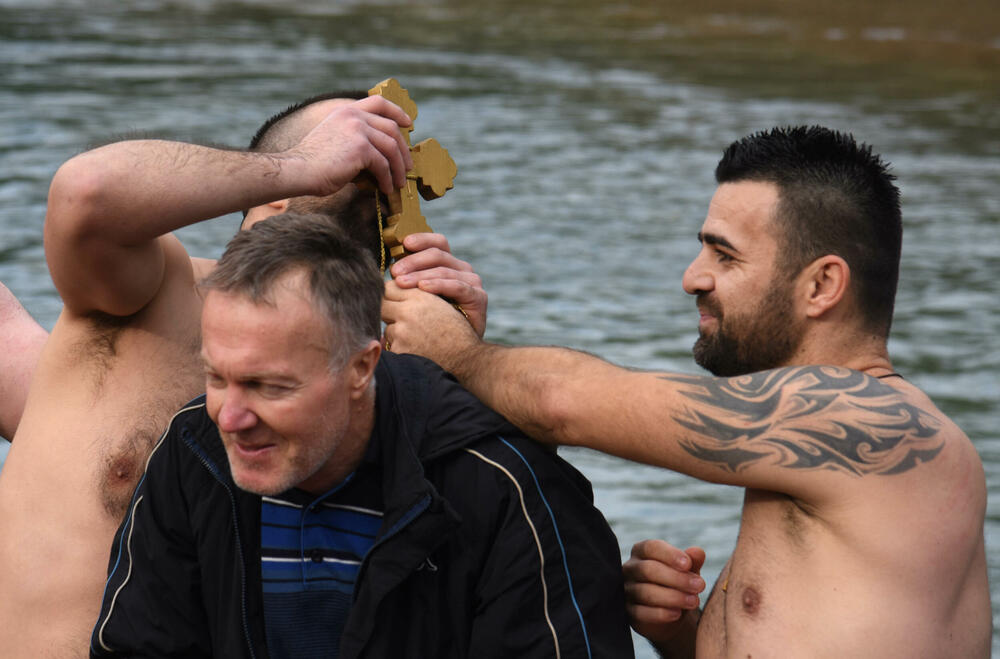 <p>Kao nagradu Radmiloviću je episkop budimljansko-nikšićki Metodije uručio zlatnik sa likom Isusa Hrista, dok mu je predsjednik Opštine Nikšić Marko Kovačević darivao izvezenu molitvu Svetom Vasiliju Ostroškom Čudotvorcu, rad monahinja Manastira svetog apostola Luke u Župi nikšićkoj</p>