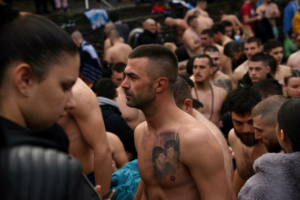 <p>Kao nagradu Radmiloviću je episkop budimljansko-nikšićki Metodije uručio zlatnik sa likom Isusa Hrista, dok mu je predsjednik Opštine Nikšić Marko Kovačević darivao izvezenu molitvu Svetom Vasiliju Ostroškom Čudotvorcu, rad monahinja Manastira svetog apostola Luke u Župi nikšićkoj</p>