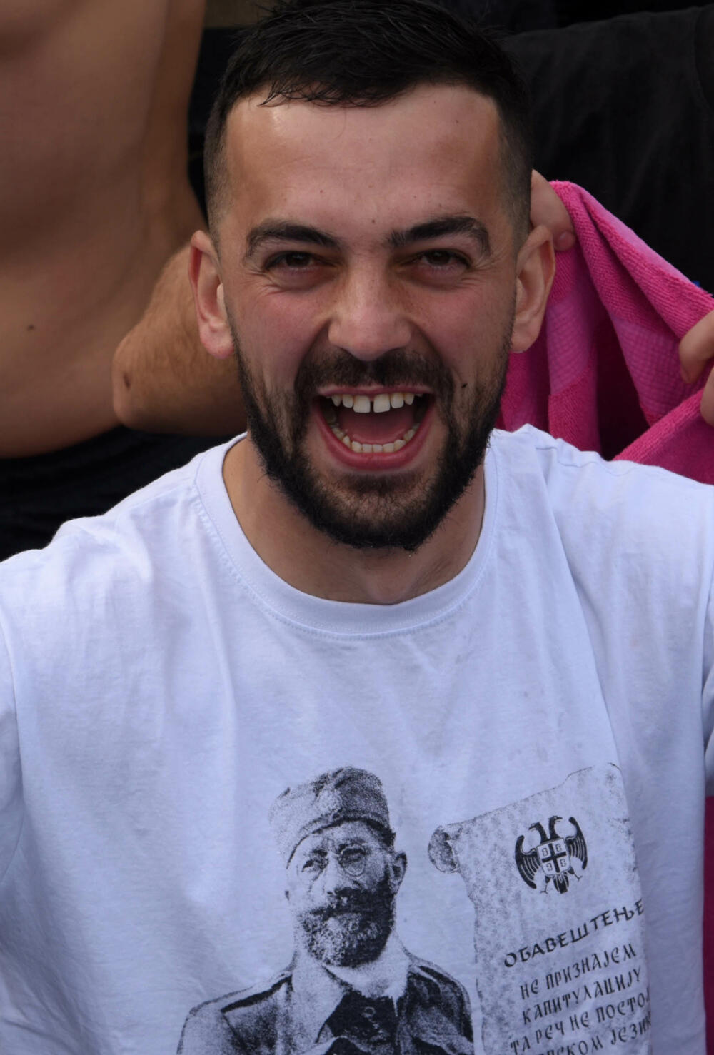 <p>Kao nagradu Radmiloviću je episkop budimljansko-nikšićki Metodije uručio zlatnik sa likom Isusa Hrista, dok mu je predsjednik Opštine Nikšić Marko Kovačević darivao izvezenu molitvu Svetom Vasiliju Ostroškom Čudotvorcu, rad monahinja Manastira svetog apostola Luke u Župi nikšićkoj</p>